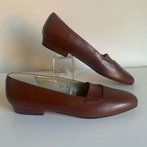 Liz Claiborne Classic Leather Loafers Size 7.5M Brown Elegant Sophisticated Chic